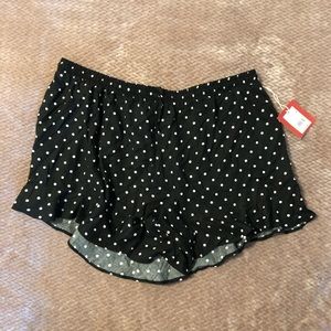Polka dot shorts with ruffle hem